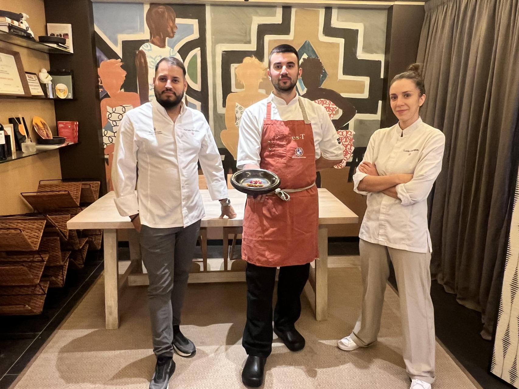 El chef Ramsés González, el jefe de cocina de Es.Table Borja Vacas y la chef ejecutiva Lucía Campos.