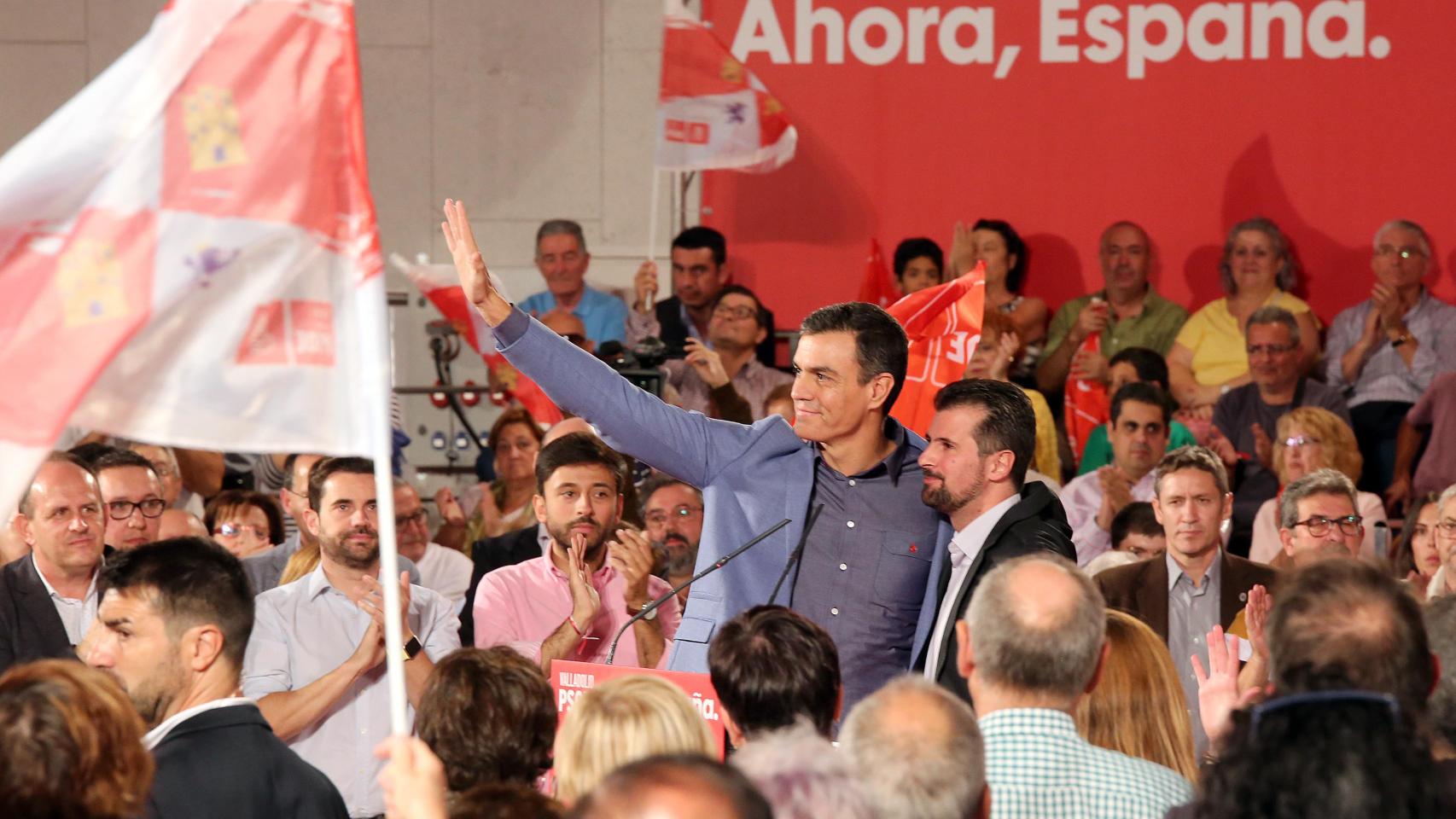 El presidente del Gobierno, Pedro Sánchez, y el secretario general del PSOE de Castilla y León, Luis Tudanca, en un acto en Valladolid en octubre de 2019