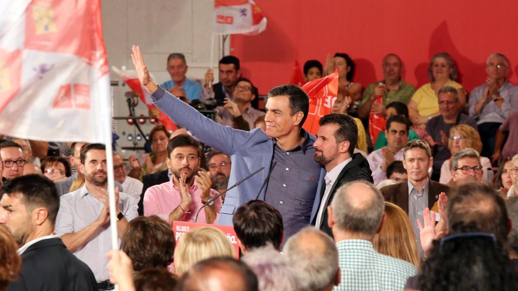 El presidente del Gobierno, Pedro Sánchez, y el secretario general del PSOE de Castilla y León, Luis Tudanca, en un acto en Valladolid en octubre de 2019