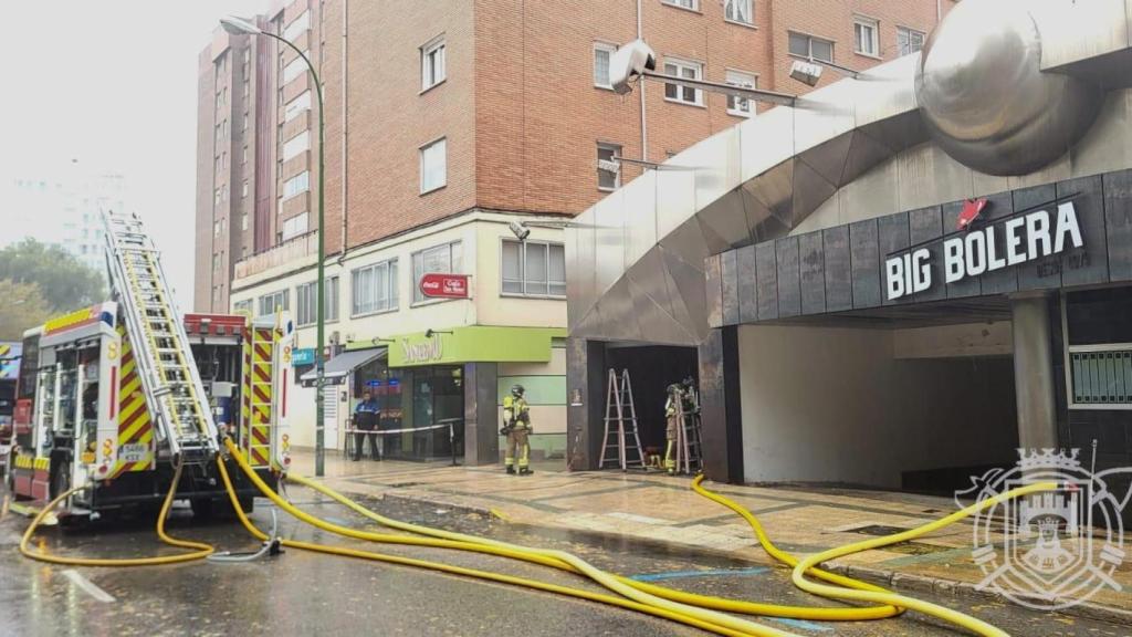 Los Bomberos de Burgos trabajando en un incendio en la bolera de la ciudad