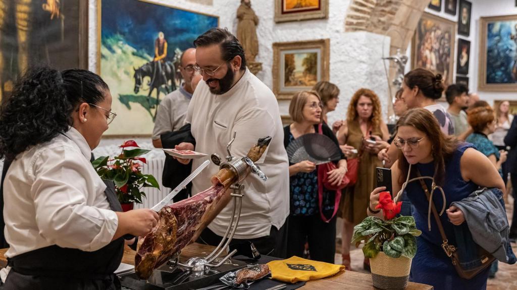 Durante la presentación de la obra no faltó el jamón ibérico.