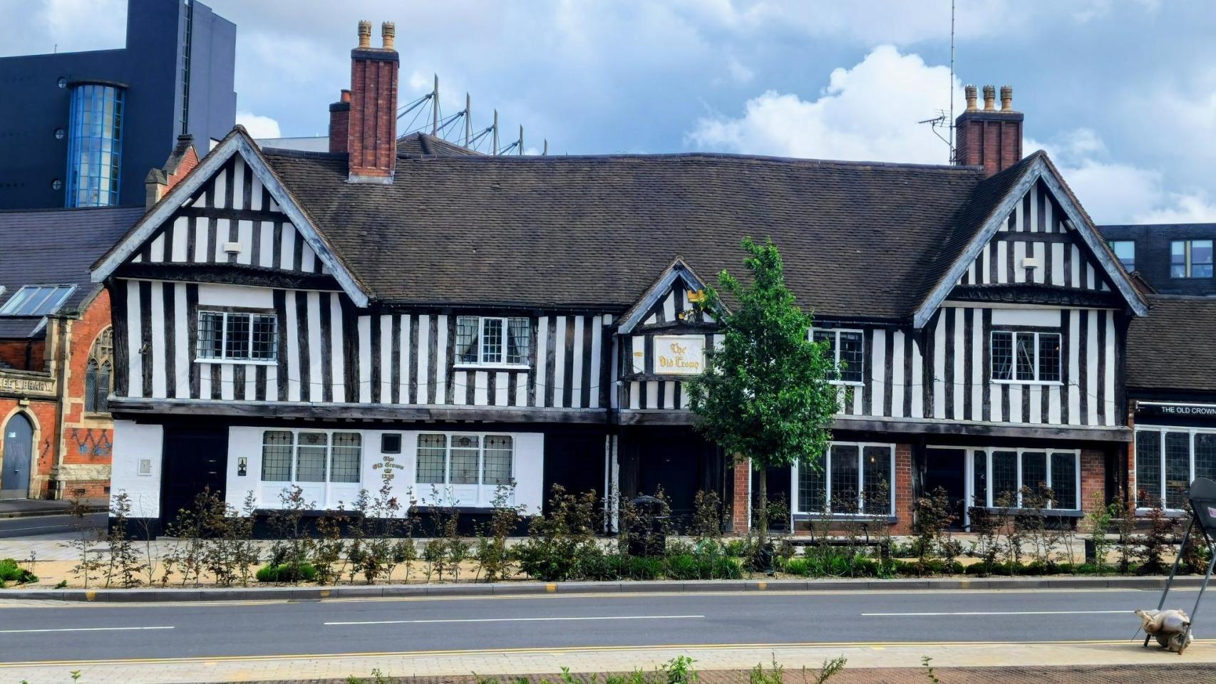 Así es el pub al que irían los Peaky Blinders en Birmingham: 600 años de historia y delicioso sunday roast