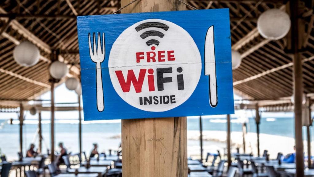 Cartel de WiFi gratis en un restaurante