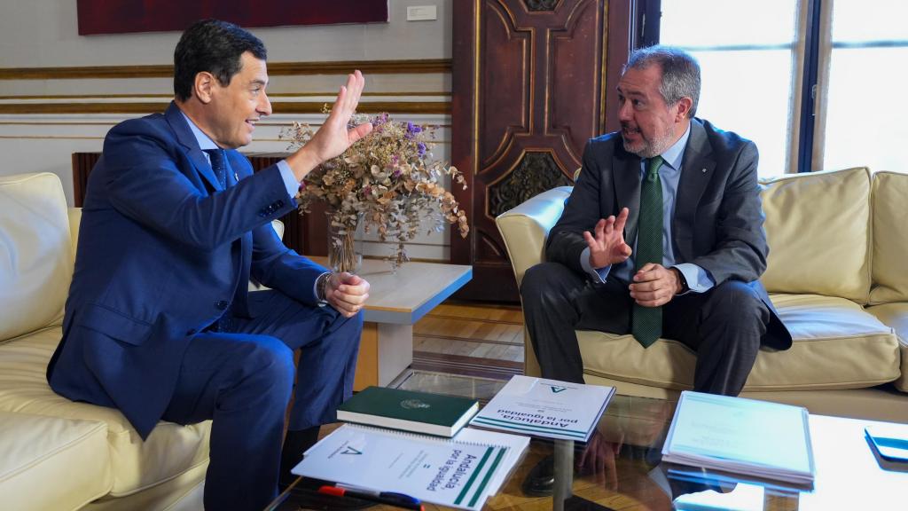 El presidente de la Junta de Andalucía, Juanma Moreno, y el líder del PSOE andaluz, Juan Espadas, en una reunión en san Telmo.