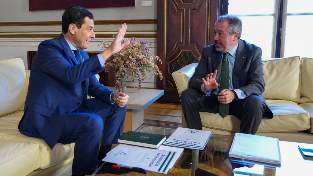 El presidente de la Junta de Andalucía, Juanma Moreno, y el líder del PSOE andaluz, Juan Espadas, en una reunión en san Telmo.