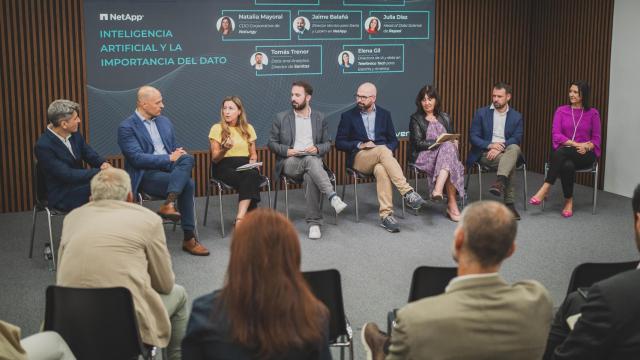 Antonio López González (Decathlon), Diego J. Bodas (Mapfre),  Natalia Mayoral (Naturgy), Alberto Iglesias Fraga (DISRUPTORES),  Jaime Balañá (NetApp), Julia Díaz (Repsol), Tomás Trenor (Sanitas) y Elena Gil (Telefónica Tech) durante la mesa redonda.