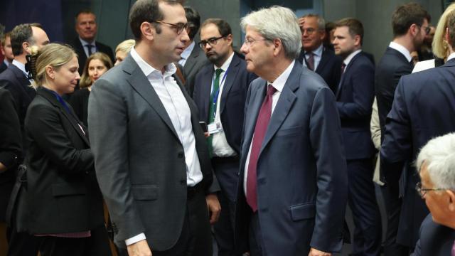 El ministro Carlos Cuerpo conversa con el comisario Paolo Gentiloni durante el Eurogrupo de este lunes en Luxemburgo