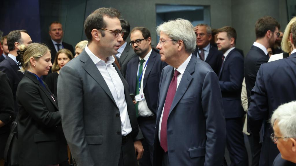 El ministro Carlos Cuerpo conversa con el comisario Paolo Gentiloni durante el Eurogrupo de este lunes en Luxemburgo