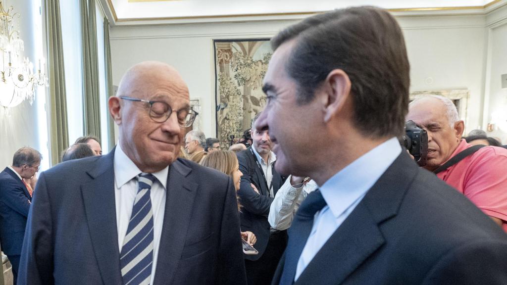 El presidente del BBVA, Carlos Torres Vila (d), y el presidente del Banco Sabadell, Josep Oliu (i), durante la ceremonia de toma de posesión del nuevo gobernador del Banco de España.