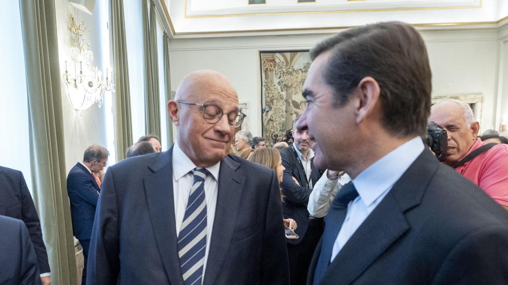 El presidente del BBVA, Carlos Torres Vila (d), y el presidente del Banco Sabadell, Josep Oliu (i), durante la ceremonia de toma de posesión del nuevo gobernador del Banco de España.