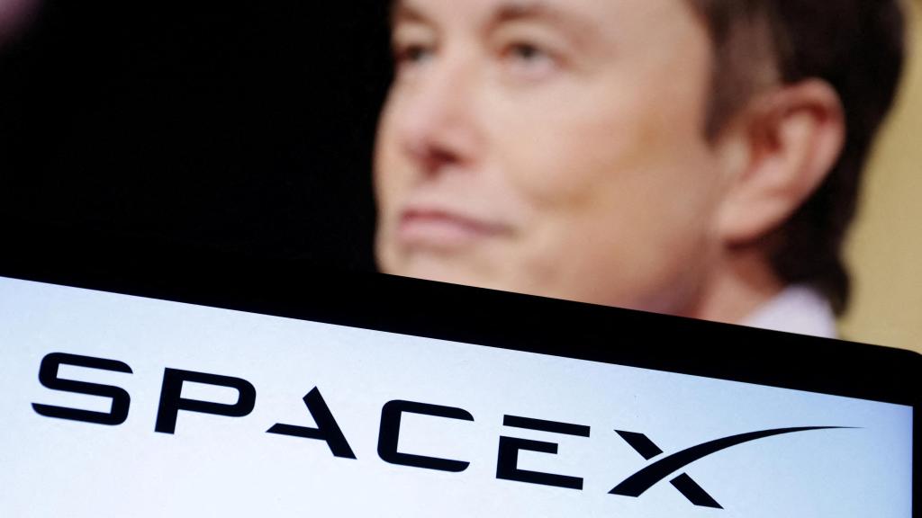 Montaje con logo de SpaceX y la cara de Elon Musk de fondo.