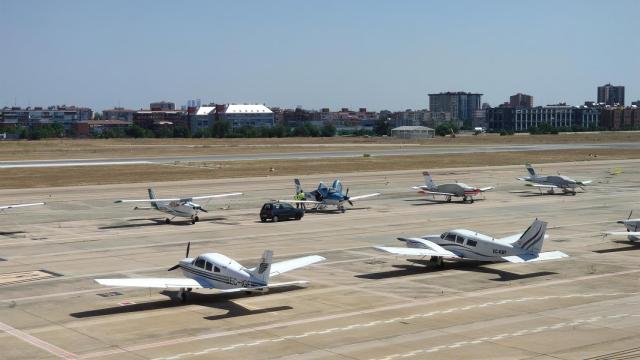 Escuela de vuelo en un aeropuerto.