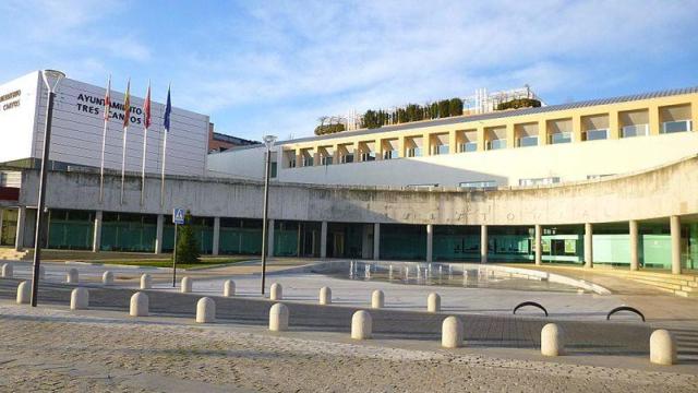 Fachada del ayuntamiento de la localidad donde ha bajado el precio de la vivienda.