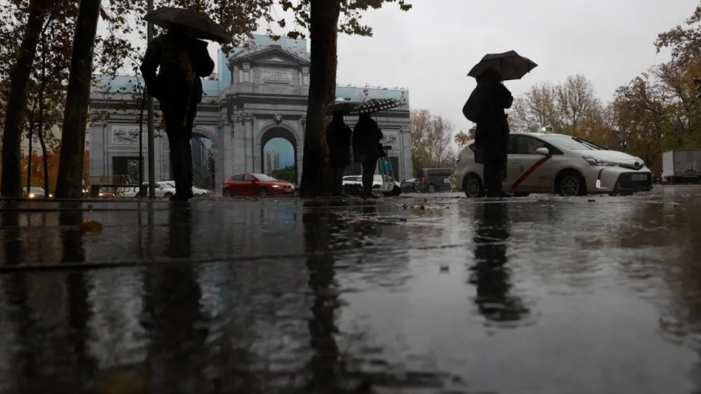 La Aemet activa la alerta amarilla en Madrid por lluvias y tormentas: las zonas afectadas desde este lunes