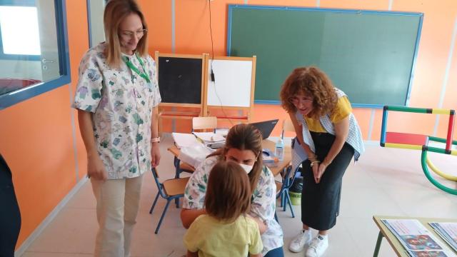 Una niña vacunándose en un colegio de Málaga.