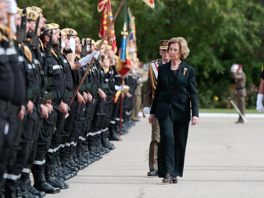 La reina Sofía, con traje negro en la base aérea de Torrejón.