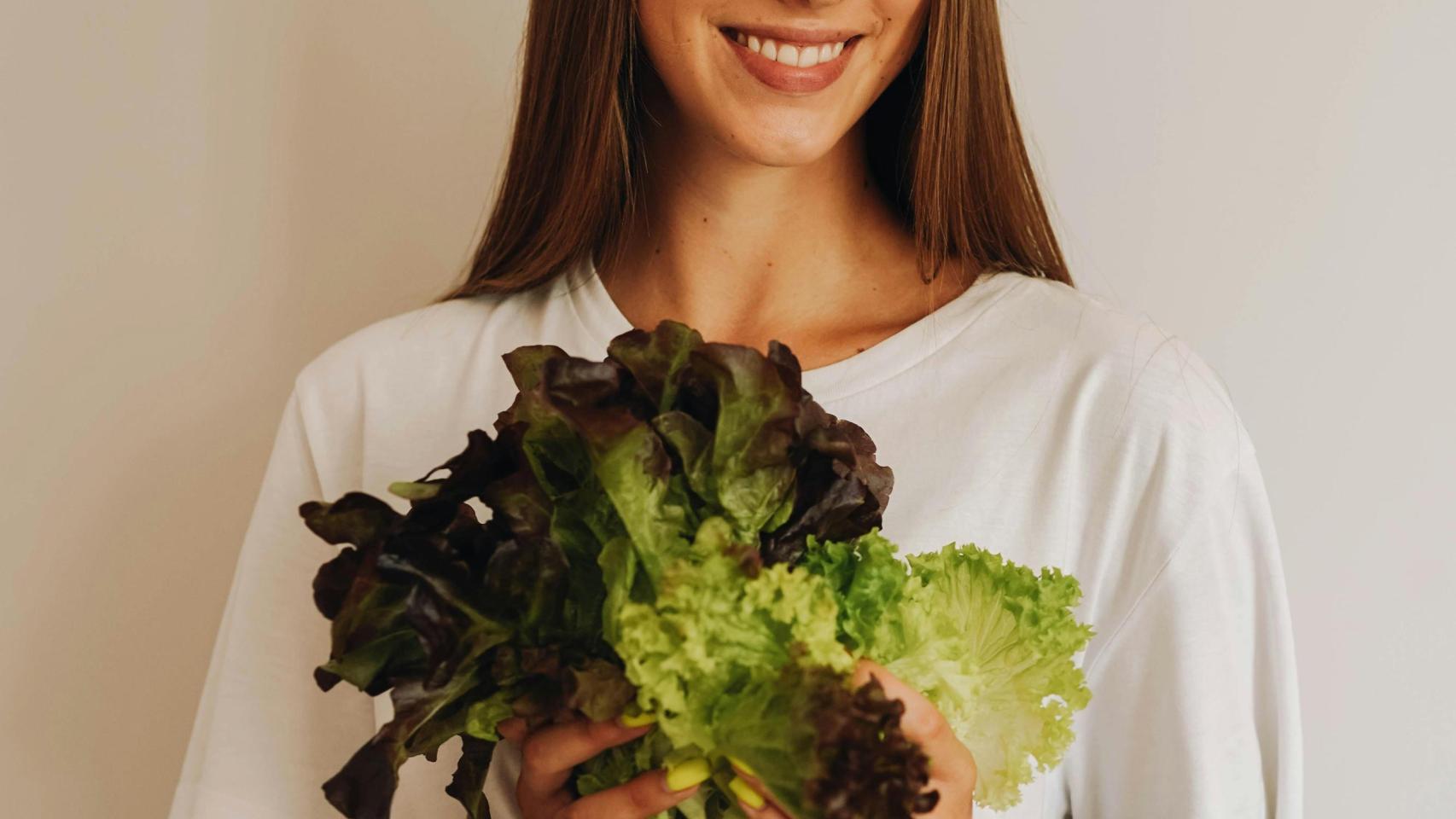 Mujer con verduras de hoja verde