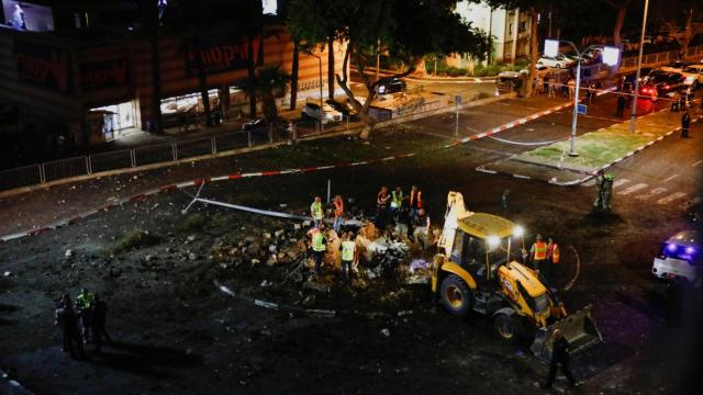 Miembros de las fuerzas de rescate israelíes inspeccionan los daños causados por un cohete en Haifa.