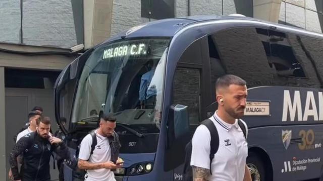 La plantilla del Málaga llegando al estadio de Riazor