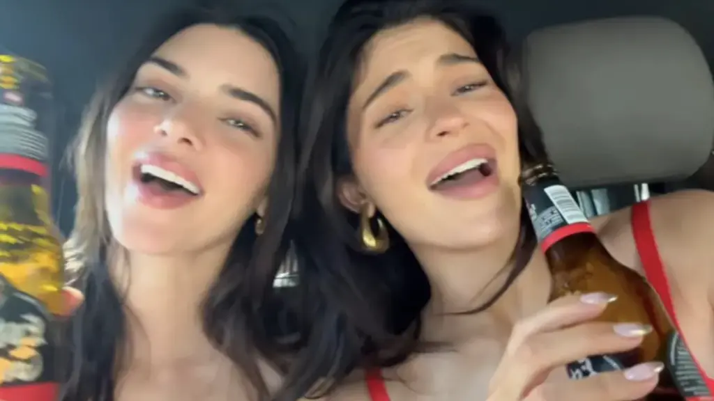 Kendall y Kylie Jenner en Mallorca, disfrutando de una cerveza gallega.