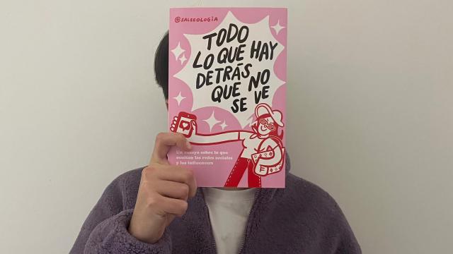 Adrián con su libro 'Todo lo que hay detrás que no se ve'.