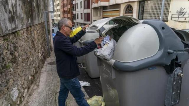 Un hombre deposita la basura en un contenedor, en una imagen de archivo.