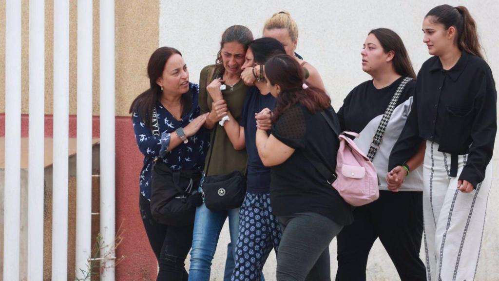 Vecinos de Guillena acuden a la capilla ardiente por la familia fallecida este domingo tras un incendio en su vivienda.