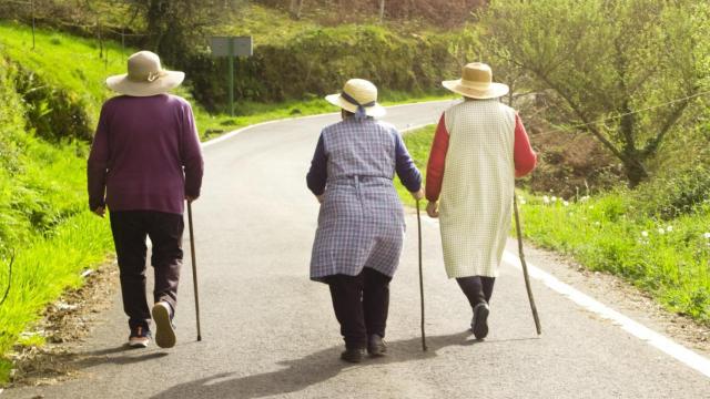 Mujeres caminando por un sendero.