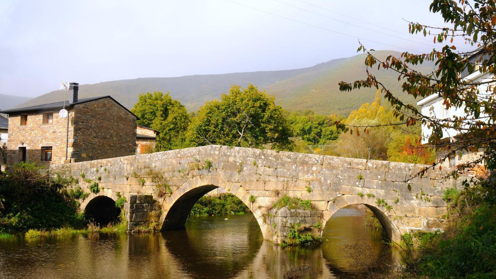 Vigo de sanabria y su puente romano sobre el río Forcadura