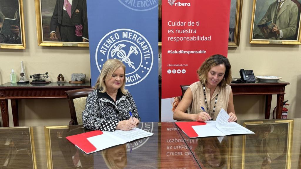 Carmen de Rosa y Elisa Tarazona durante la firma del convenio. EE