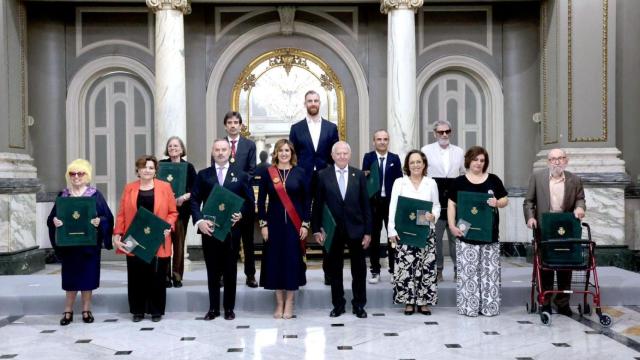 Catalá junto a los premiados este lunes en el Ayuntamiento de Valencia. EE