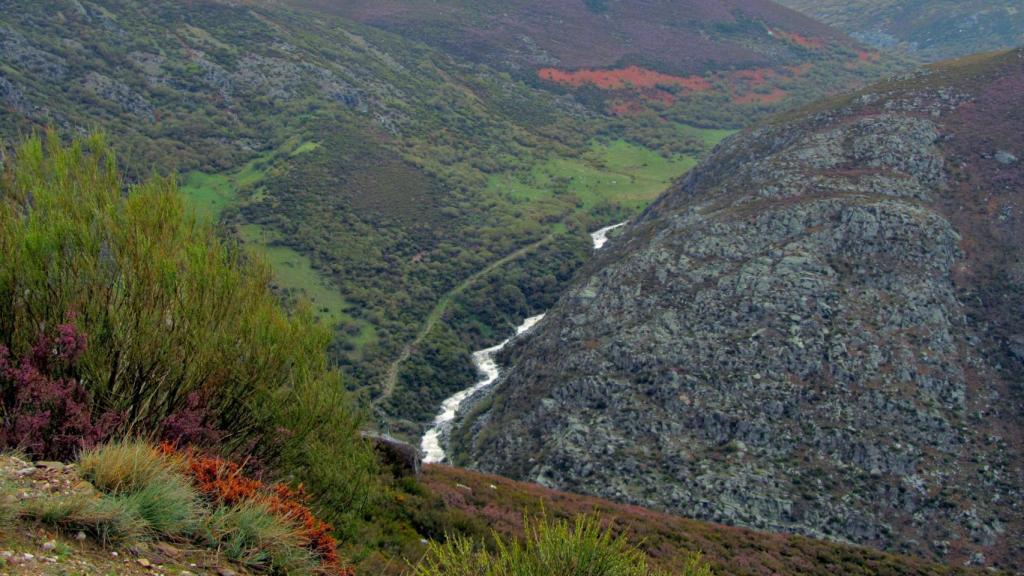 Cañón del río Forcadura desde la carretera a la Laguna de los Peces