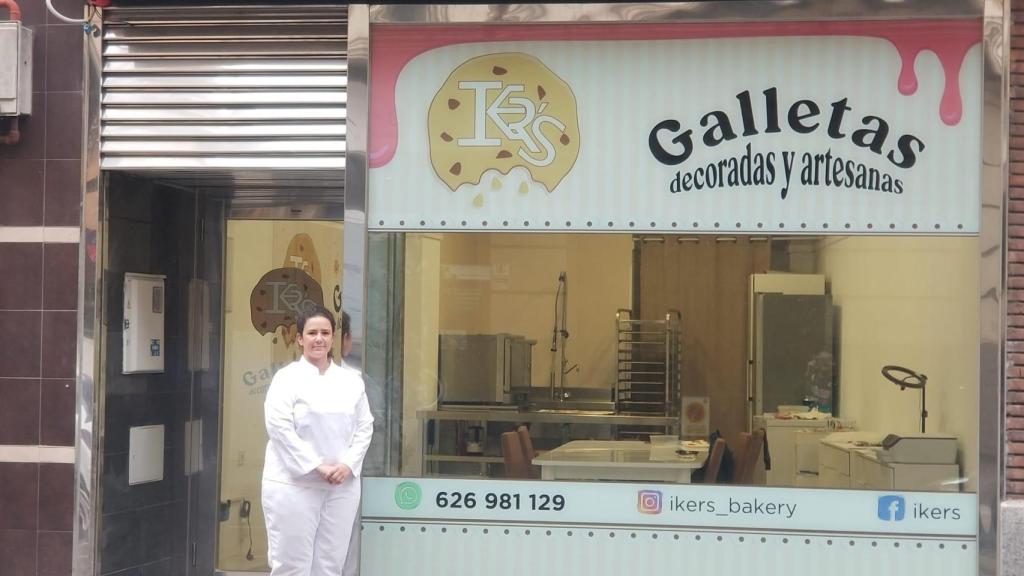 Ángela en su tienda Iker's Galletas Decoradas y Artesanas