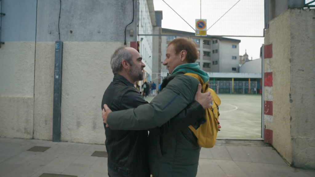 Luis Tosar y Albert Espinosa a la entrada del colegio.