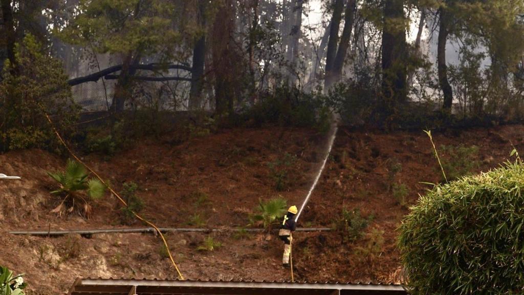 Un bombero trabajando en el incendio.