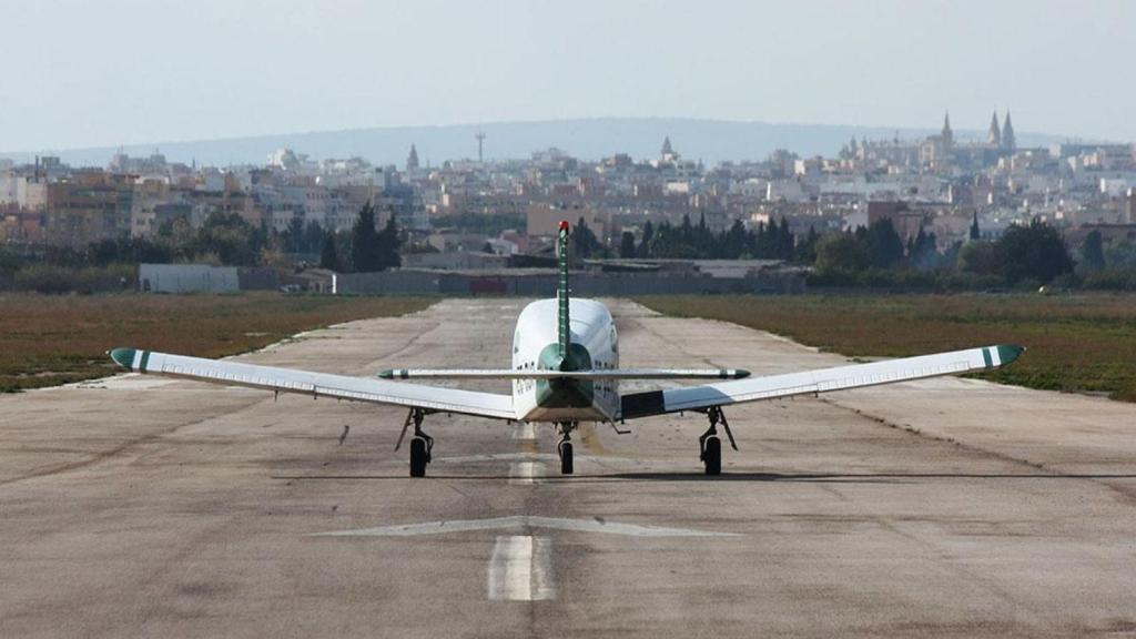 Piper PA-28 Arrow de la escuela de Aerotec en el aeropuerto de Madrid.