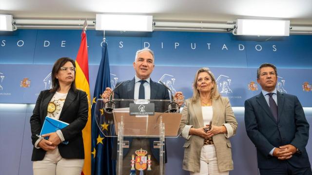 El vicesecretario de Coordinación Autonómica y Local del PP, Elías Bendodo, junto con los diputados de su partido, Ana Vázquez (1i), Macarena Montesinos (2d) y Pedro Muñoz (d).