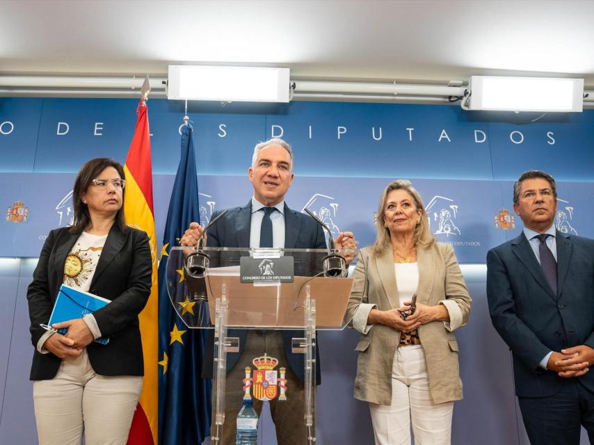 El vicesecretario de Coordinación Autonómica y Local del PP, Elías Bendodo, junto con los diputados de su partido, Ana Vázquez (1i), Macarena Montesinos (2d) y Pedro Muñoz (d).