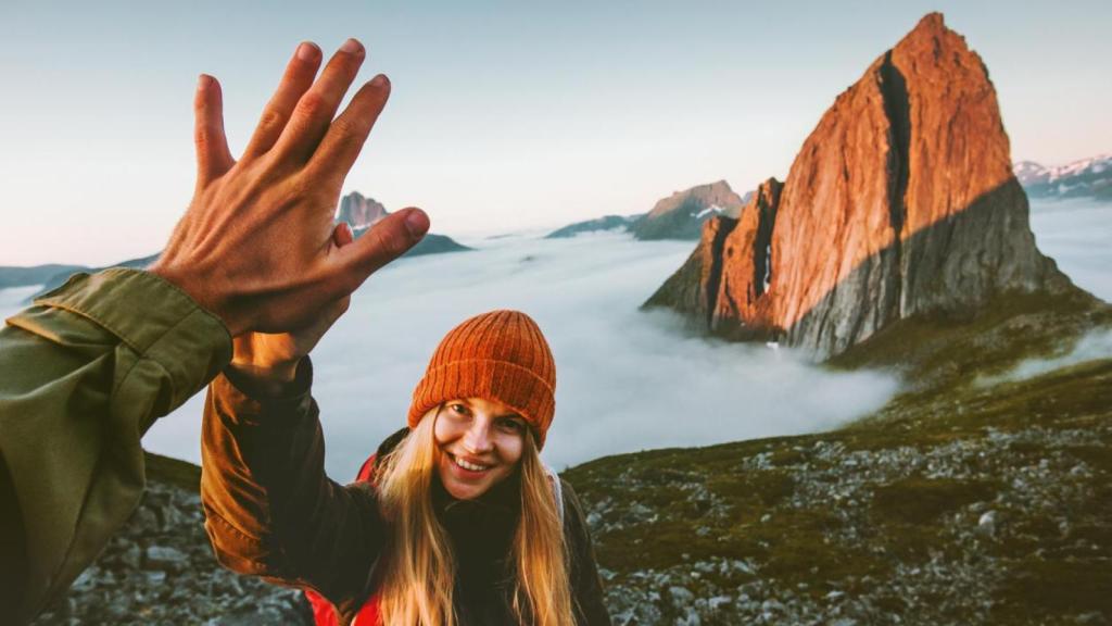 Mujer en las montañas de Noruega.