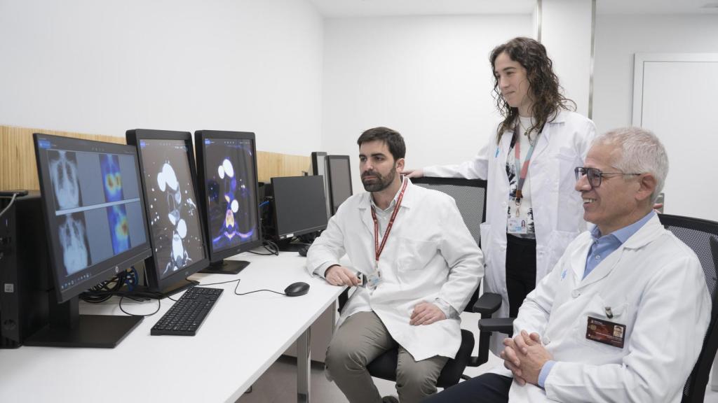 El doctor Pablo Naval-Baudin junto a parte de su equipo.