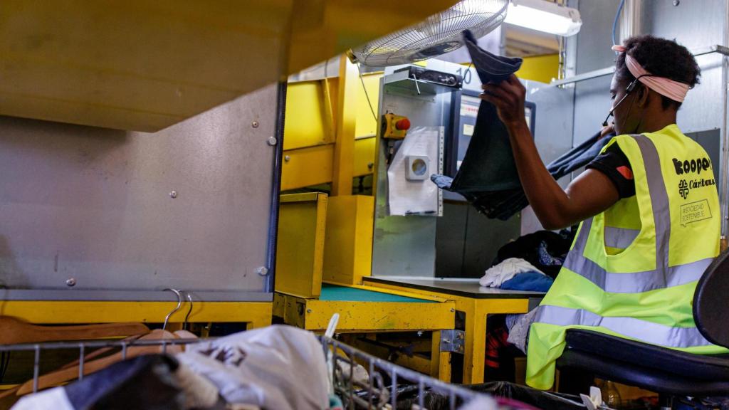 Una operaria trabajando en una de las plantas de reciclaje de Moda Re-