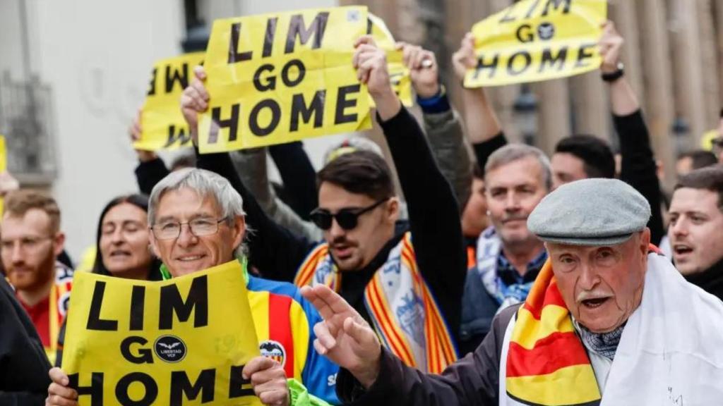 Protesta de aficionados del Valencia contra la gestión de Peter Lim en marzo