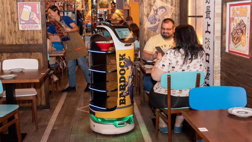 El robot camarero del Buga Ramen Sevilla, sirviendo a sus clientes