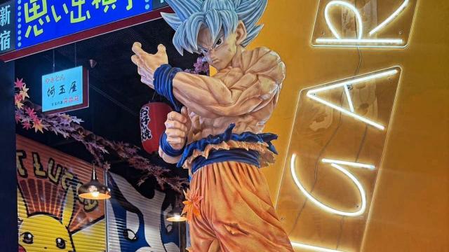 Figura de Goku en Buga Ramen Sevilla