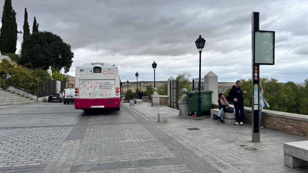 El autobús turístico empezará a estacionar en la calle Unión, junto a la entrada del parque del Alcázar.