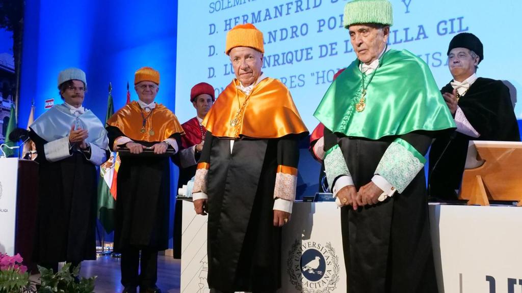 Alejandro Portes y Luis Enrique de la Villa tras ser nombrados doctores honoris causa por la UMA.