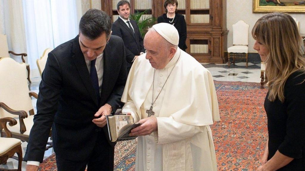 Pedro Sánchez, el Papa y Begoña Gómez en el Vaticano en 2020.