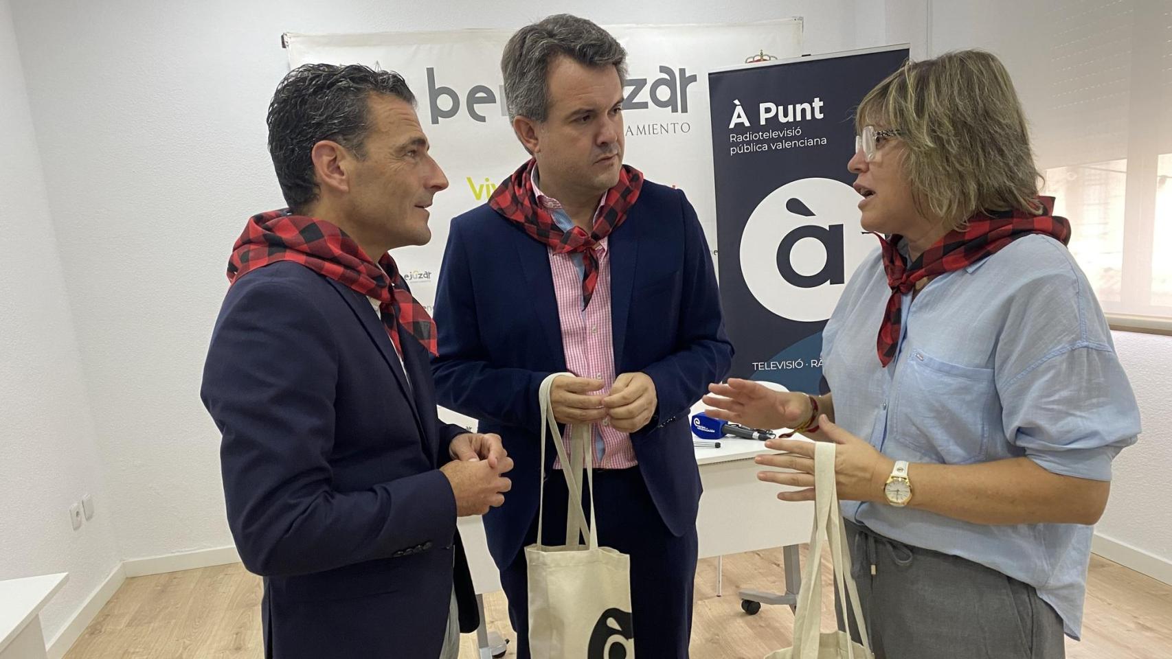 Alfred Costa, Vicente Cases e Isabel Sánchez, en la presentación del lunes de esta retransmisión.