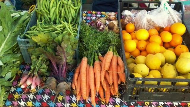 Algunas hortalizas vendidas en el mercadillo ecológico.