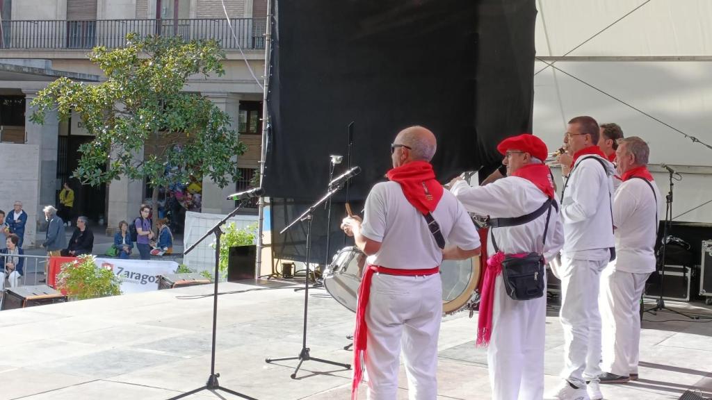 Actuación de la Casas Regionales en la plaza del Pilar durante las Fiestas del Pilar 2024.